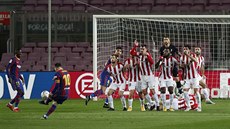 Lionel Messi z Barcelony stílí gól v utkání proti Bilbau z pímého kopu.