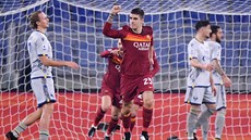 Antonín Barák z Verony (vlevo) pihlíí oslav gólu, který vstelil Gianluca...