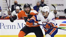 Jakub Vorek z Philadelphia Flyers (vlevo) a Anders Lee z New York Islanders v...