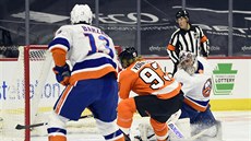Jakub Vorek z Philadelphia Flyers skruje, brank Semjon Varlamov z New York...
