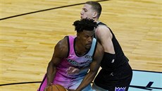 U míe Jimmy Butler z Miami, brání ho Kyle Guy ze Sacramenta.