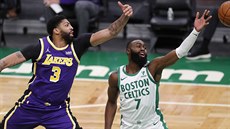 Anthony Davis z Los Angeles Lakers a Jaylen Brown z Boston Celtics se marn...