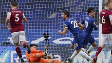 Kapitán Chelsea Cesar Azpilicueta oslavuje gól do sít Burnley.