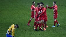 Fotbalisté Brna se radují z vítězství, naopak opavský forvard Tomáš Čvančara na...