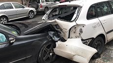 V Jeseniov ulici v Praze se srazila dv auta. Nabouraný mercedes potom...