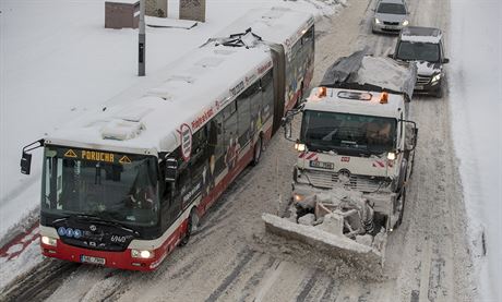 Sníh znan zkomplikoval dopravu i v Praze. (8. února 2021)