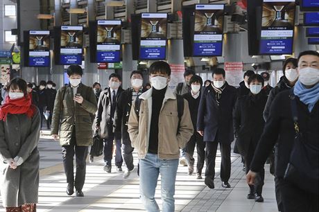 Vtina cestujících na tokijské vlakové stanici nejspí zrovna míí do práce....