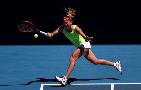 Marie Bouzková stíhá míek pi zápase prvního kola Australian Open.