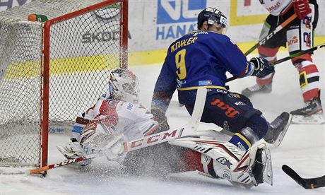 Pardubický gólman Milan Klouek a Bedich Köhler ze Zlína v extraligovém duelu.