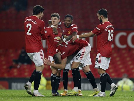 DEVT! Fotbalisté Manchesteru United oslavují jeden z devíti gól, které...