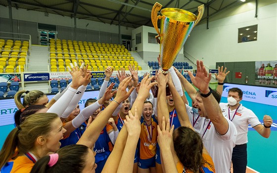 Olomoucké volejbalistky se radují ze zisku domácího poháru.