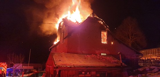 Požár střechy rodinného domu v Jakubově u Vojkovic na Karlovarsku.