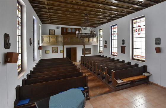 Strohý interiér kraslického evangelického kostela.