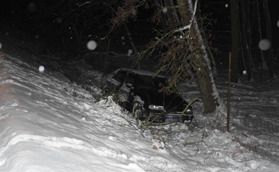 Řidič havaroval nedaleko Mariánských Lázní.
