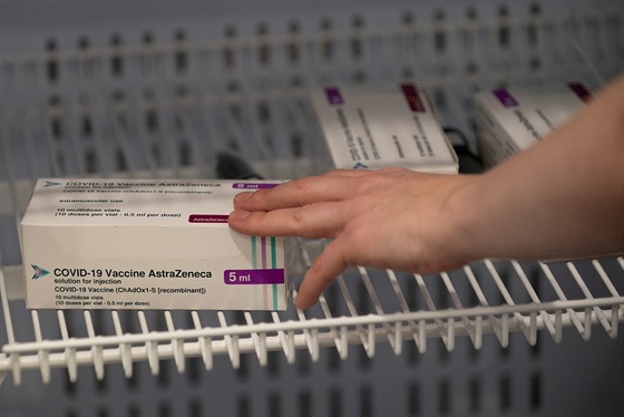 Zdravotníci aplikují vakcínu od společnosti AstraZeneca ve středisku v britském...