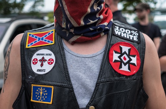 lenové rasistické organizace Ku Klux Klan demonstrují v Madisonu v americkém...
