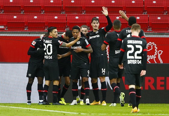 Fotbalisté Leverkusenu se radují ze vstřelené branky, uprostřed stojí s číslem...