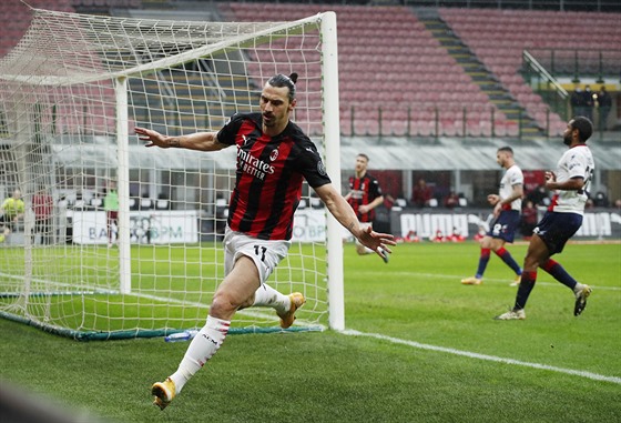 Zlatan Ibrahimovi z AC Milán slaví svj gól proti Crotone.