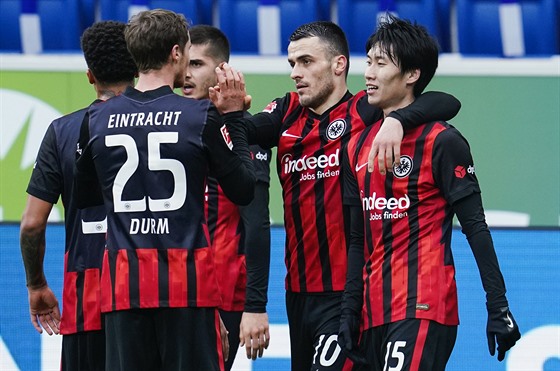 Fotbalisté Frankfurtu se radují z gólu proti Hoffenheimu.