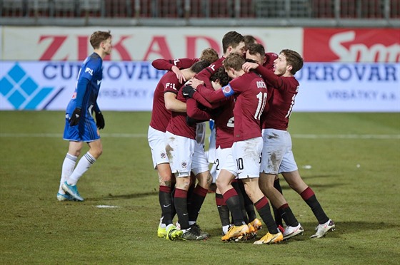 Fotbalisté Sparty se radují z gólu proti Olomouci.