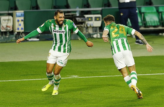 Borja Iglesias (vlevo) z Betisu se raduje ze vstřelené branky proti Barceloně.