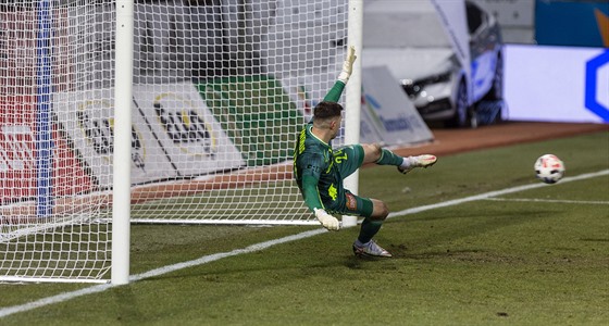 Olomoucký branká Ale Mandous inkasuje z penalty v zápase proti Spart.
