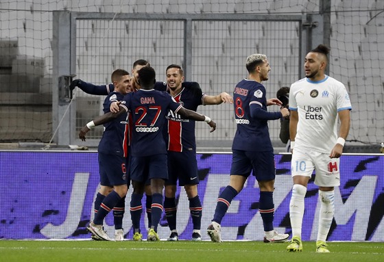 Fotbalisté PSG se radují ze vstelené branky v zápase proti Marseille.