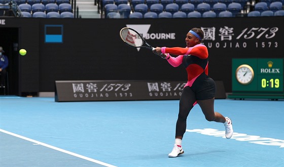 Američanka Serena Williamsová se opírá do bekhendu v prvním kole Australian...