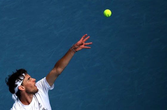 Rakuan Dominic Thiem podává v prvním kole Australian Open.
