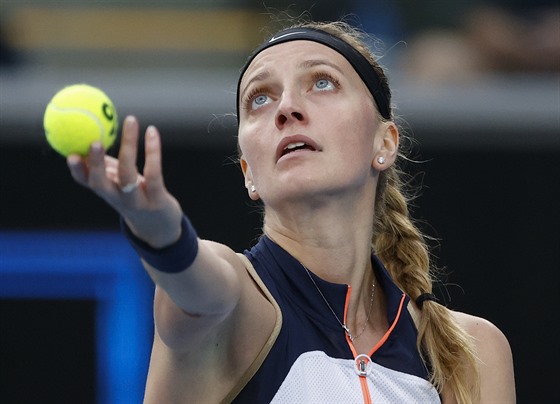 Petra Kvitová se koncentruje na podání v prvním kole Australian Open.