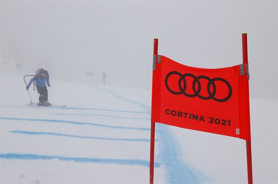 Mlha na trati v Cortině, kde měly lyžařky jet super-G.