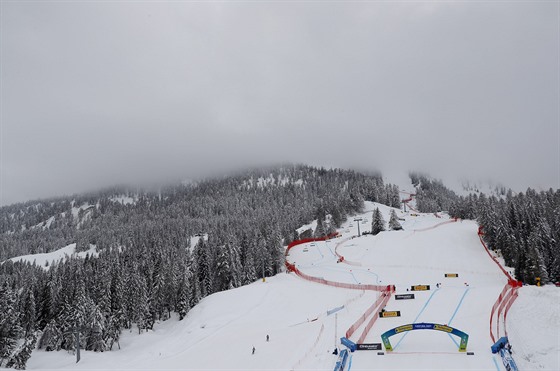 Mlha nad tratí v Cortině, kde měly lyžařky jet super-G.