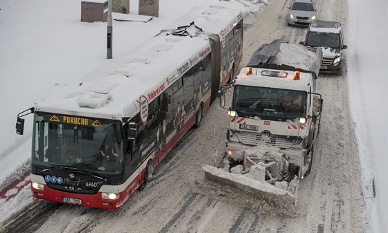 Sníh značně zkomplikoval dopravu i v Praze. (8. února 2021)