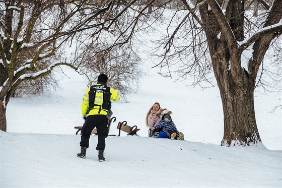 Městská policie přijela a vyhnala z petřínských svahů lyžaře, snowboardisty i...