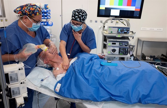 Lékai ve francouzském Dijonu operují pacienta za pomoci metody aerosolové...