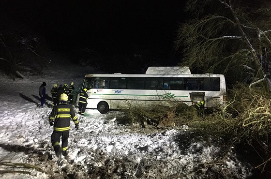 Na Českolipsku havaroval autobus bez cestujících.