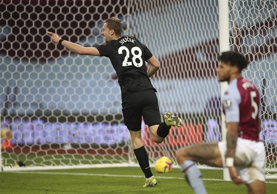 Tomá Souek z West Hamu slaví v utkání s Aston Villou svj osmý gól sezony v...