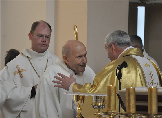 V posledních letech Václav Kulhánek (uprostřed) sloužil mše v klášterním...