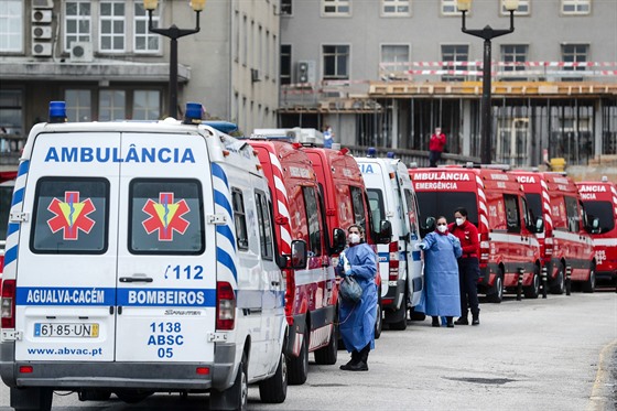 Fronta sanitek ped nemocnicí Santa Maria v portugalském Lisabonu (29. ledna...