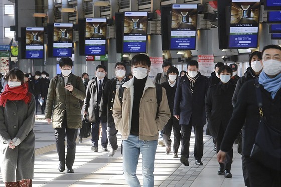 Většina cestujících na tokijské vlakové stanici nejspíš zrovna míří do práce....