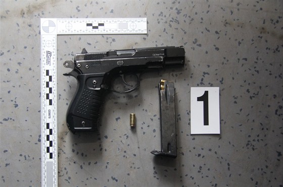 Policisty zajištěná plynová pistole značky Blow C 06, ráže 9 mm. A to v...