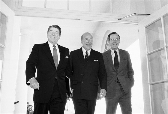 George Shultz (uprosted) s prezidentem Ronaldem Reaganem a viceprezidentem...