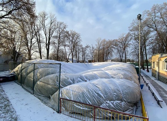V Telnici na Brněnsku se pod tíhou ledu zhroutila v noci na 8. února 2021 tamní...