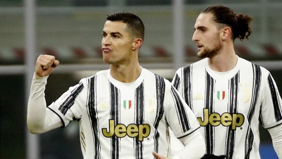 Cristiano Ronaldo (vlevo) z Juventusu se raduje se spoluhráem Adrienem...