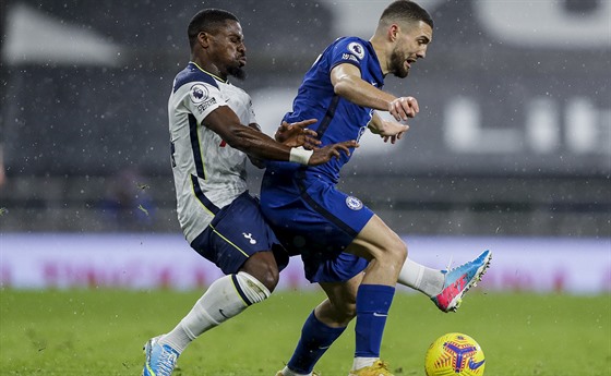 Serge Aurier (vlevo) z Tottenhamu v souboji s Mateem Kovacevicem z Chelsea.