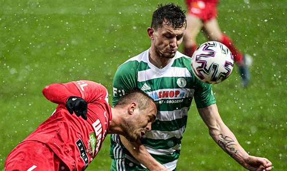 Tomá Necid (vpravo) z Bohemians v souboji s Lukem Pernicou z Brna.