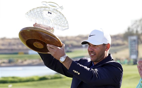 Americký golfista Brooks Koepka pózuje s trofejí pro vítěze turnaje ve...