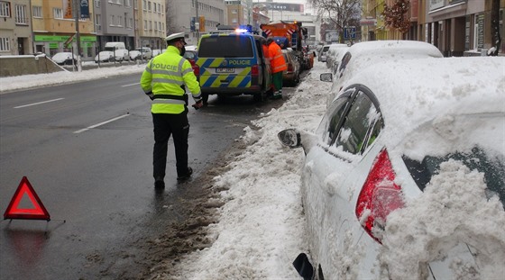 Sypač při odhrnování sněhu poškodil několik aut. (8. 2. 2021)