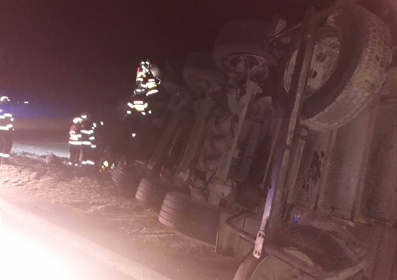 Na silnici I/35 na Svitavsku u Mikulče museli hasiči pomáhat z kabiny řidiči...