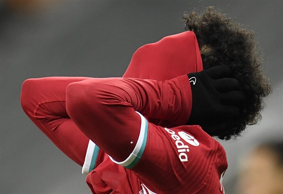 Mohamed Salah z Liverpoolu lituje zahozené ance.